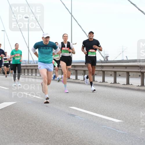 03.10.2025 - Köhlbrandbrückenlauf Lena Gebhardt http://msf.ph/oto/9200041 03.10.2025 15:21:12 Position 1 2025, 9525, 9178, 9177 meine-sportfotos.de