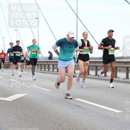 03.10.2025 - Köhlbrandbrückenlauf Lena Gebhardt http://msf.ph/oto/9200043 03.10.2025 15:21:12 Position 1 9178, 2025, 9177, 2501 meine-sportfotos.de