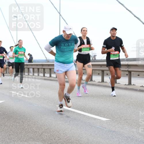 03.10.2025 - Köhlbrandbrückenlauf Lena Gebhardt http://msf.ph/oto/9200044 03.10.2025 15:21:12 Position 1 22, 2025, 9178, 9177 meine-sportfotos.de