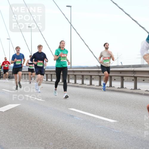 03.10.2025 - Köhlbrandbrückenlauf Lena Gebhardt http://msf.ph/oto/9200047 03.10.2025 15:21:14 Position 1 2025 meine-sportfotos.de