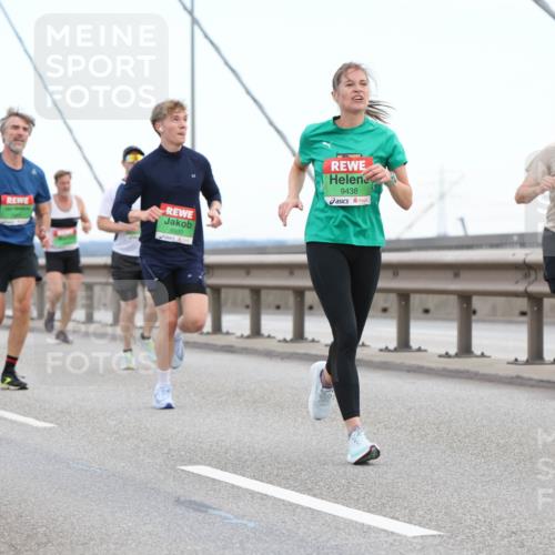 03.10.2025 - Köhlbrandbrückenlauf Lena Gebhardt http://msf.ph/oto/9200052 03.10.2025 15:21:15 Position 1 8920, 9438, 7274 meine-sportfotos.de