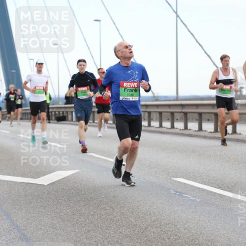 03.10.2025 - Köhlbrandbrückenlauf Lena Gebhardt http://msf.ph/oto/9200063 03.10.2025 15:21:17 Position 1 7046, 7087 meine-sportfotos.de