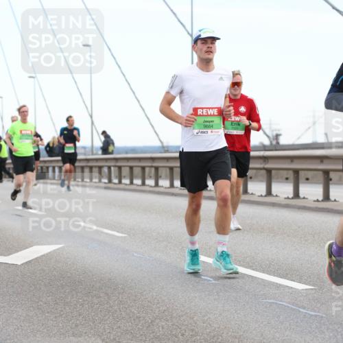 03.10.2025 - Köhlbrandbrückenlauf Lena Gebhardt http://msf.ph/oto/9200074 03.10.2025 15:21:20 Position 1 9664, 7120, 7165 meine-sportfotos.de
