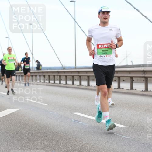 03.10.2025 - Köhlbrandbrückenlauf Lena Gebhardt http://msf.ph/oto/9200075 03.10.2025 15:21:21 Position 1 9664 meine-sportfotos.de