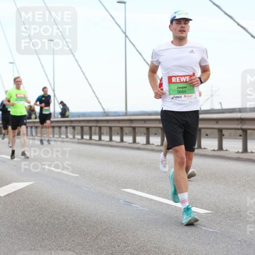 03.10.2025 - Köhlbrandbrückenlauf Lena Gebhardt http://msf.ph/oto/9200076 03.10.2025 15:21:21 Position 1 9664 meine-sportfotos.de