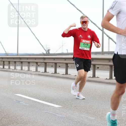 03.10.2025 - Köhlbrandbrückenlauf Lena Gebhardt http://msf.ph/oto/9200077 03.10.2025 15:21:22 Position 1 7120, 9664 meine-sportfotos.de