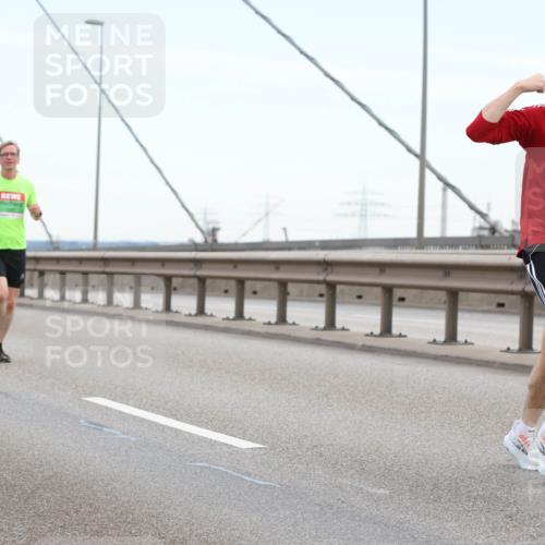 03.10.2025 - Köhlbrandbrückenlauf Lena Gebhardt http://msf.ph/oto/9200081 03.10.2025 15:21:22 Position 1 7120 meine-sportfotos.de
