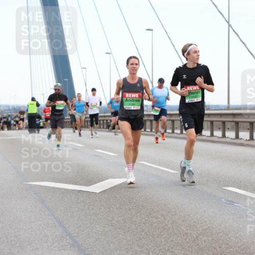 03.10.2025 - Köhlbrandbrückenlauf Lena Gebhardt http://msf.ph/oto/9200095 03.10.2025 15:21:27 Position 1 9186, 9187, 850, 8872, 7233, 6 meine-sportfotos.de