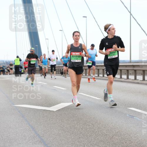 03.10.2025 - Köhlbrandbrückenlauf Lena Gebhardt http://msf.ph/oto/9200096 03.10.2025 15:21:27 Position 1 9186, 9187, 6, 8872, 7233 meine-sportfotos.de