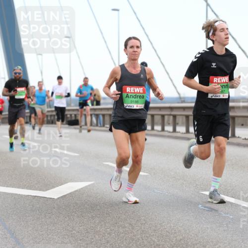 03.10.2025 - Köhlbrandbrückenlauf Lena Gebhardt http://msf.ph/oto/9200098 03.10.2025 15:21:27 Position 1 9186, 6, 87 meine-sportfotos.de