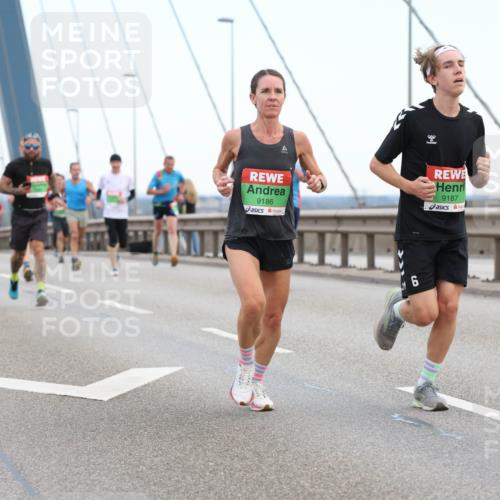 03.10.2025 - Köhlbrandbrückenlauf Lena Gebhardt http://msf.ph/oto/9200099 03.10.2025 15:21:27 Position 1 9186, 9187, 16 meine-sportfotos.de