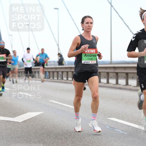 03.10.2025 - Köhlbrandbrückenlauf Lena Gebhardt http://msf.ph/oto/9200100 03.10.2025 15:21:28 Position 1 9186, 9187 meine-sportfotos.de