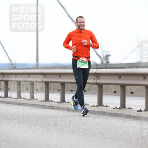 03.10.2025 - Köhlbrandbrückenlauf Lena Gebhardt http://msf.ph/oto/9200125 03.10.2025 15:21:37 Position 1 7202 meine-sportfotos.de