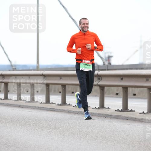 03.10.2025 - Köhlbrandbrückenlauf Lena Gebhardt http://msf.ph/oto/9200126 03.10.2025 15:21:37 Position 1 7202 meine-sportfotos.de