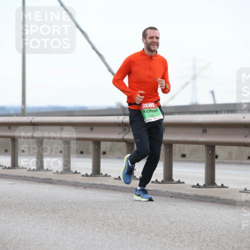 03.10.2025 - Köhlbrandbrückenlauf Lena Gebhardt http://msf.ph/oto/9200127 03.10.2025 15:21:37 Position 1 7202 meine-sportfotos.de
