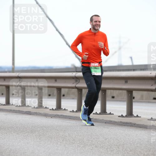 03.10.2025 - Köhlbrandbrückenlauf Lena Gebhardt http://msf.ph/oto/9200128 03.10.2025 15:21:37 Position 1 7202 meine-sportfotos.de