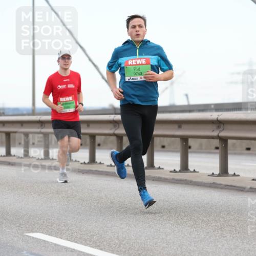 03.10.2025 - Köhlbrandbrückenlauf Lena Gebhardt http://msf.ph/oto/9200131 03.10.2025 15:21:41 Position 1 9743 meine-sportfotos.de