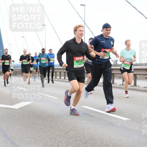 03.10.2025 - Köhlbrandbrückenlauf Lena Gebhardt http://msf.ph/oto/9200146 03.10.2025 15:21:51 Position 1 7520, 7555 meine-sportfotos.de