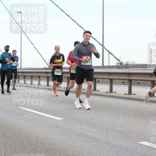 03.10.2025 - Köhlbrandbrückenlauf Lena Gebhardt http://msf.ph/oto/9200153 03.10.2025 15:21:53 Position 1 7271 meine-sportfotos.de