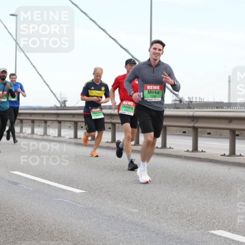 03.10.2025 - Köhlbrandbrückenlauf Lena Gebhardt http://msf.ph/oto/9200154 03.10.2025 15:21:53 Position 1 7261, 7256 meine-sportfotos.de