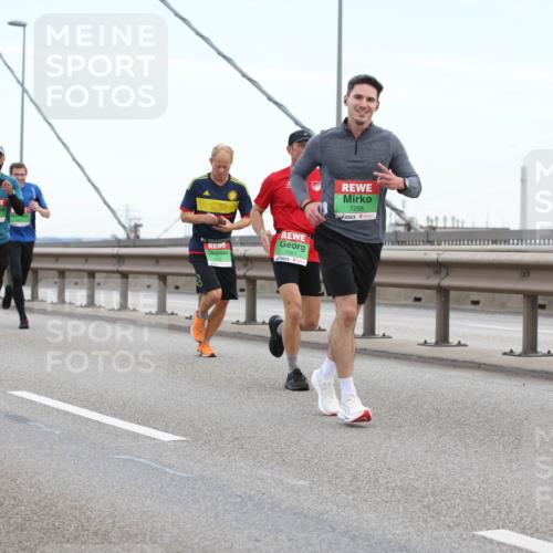 03.10.2025 - Köhlbrandbrückenlauf Lena Gebhardt http://msf.ph/oto/9200155 03.10.2025 15:21:53 Position 1 7261, 7256 meine-sportfotos.de