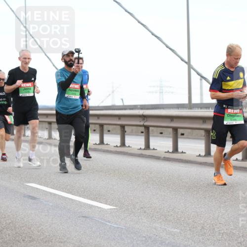 03.10.2025 - Köhlbrandbrückenlauf Lena Gebhardt http://msf.ph/oto/9200160 03.10.2025 15:21:54 Position 1 7182, 7276, 9086, 726 meine-sportfotos.de