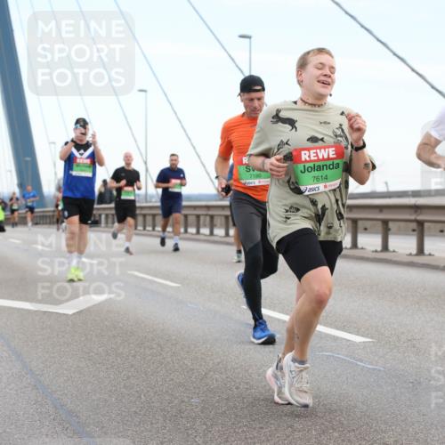 03.10.2025 - Köhlbrandbrückenlauf Lena Gebhardt http://msf.ph/oto/9200206 03.10.2025 15:22:07 Position 1 7180, 7614, 7352 meine-sportfotos.de