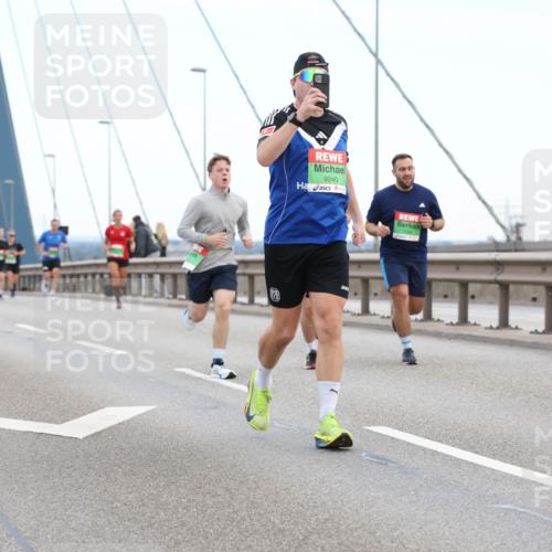 03.10.2025 - Köhlbrandbrückenlauf Lena Gebhardt http://msf.ph/oto/9200209 03.10.2025 15:22:09 Position 1 9240, 7086 meine-sportfotos.de