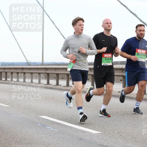 03.10.2025 - Köhlbrandbrückenlauf Lena Gebhardt http://msf.ph/oto/9200215 03.10.2025 15:22:11 Position 1 7025, 7048 meine-sportfotos.de