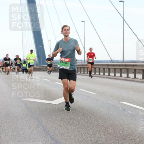 03.10.2025 - Köhlbrandbrückenlauf Lena Gebhardt http://msf.ph/oto/9200216 03.10.2025 15:22:12 Position 1 7127 meine-sportfotos.de