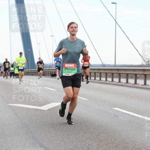 03.10.2025 - Köhlbrandbrückenlauf Lena Gebhardt http://msf.ph/oto/9200217 03.10.2025 15:22:12 Position 1 7127 meine-sportfotos.de