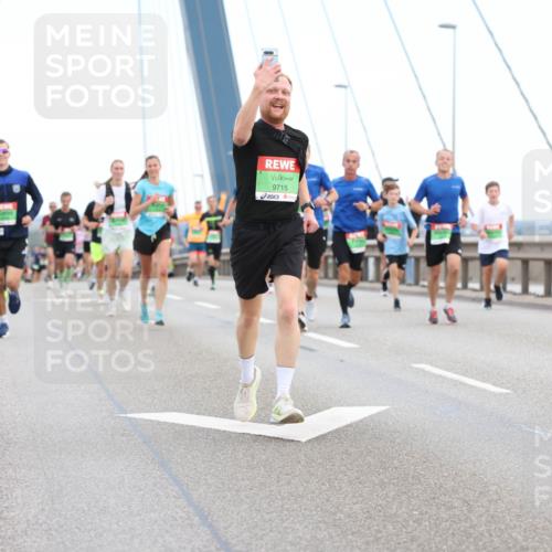 03.10.2025 - Köhlbrandbrückenlauf Lena Gebhardt http://msf.ph/oto/9200277 03.10.2025 15:22:34 Position 1 9715 meine-sportfotos.de
