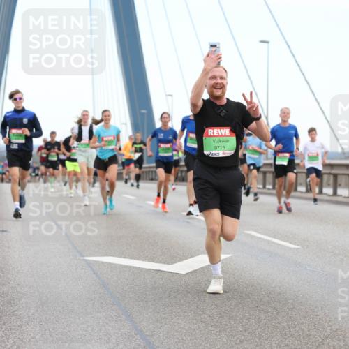 03.10.2025 - Köhlbrandbrückenlauf Lena Gebhardt http://msf.ph/oto/9200279 03.10.2025 15:22:34 Position 1 9715 meine-sportfotos.de