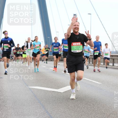 03.10.2025 - Köhlbrandbrückenlauf Lena Gebhardt http://msf.ph/oto/9200280 03.10.2025 15:22:34 Position 1 9715 meine-sportfotos.de