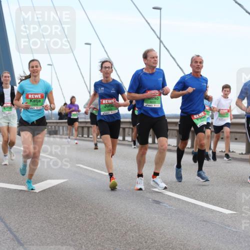 03.10.2025 - Köhlbrandbrückenlauf Lena Gebhardt http://msf.ph/oto/9200291 03.10.2025 15:22:37 Position 1 850, 8916, 7898, 11, 7968, 9223, 9227, 9224 meine-sportfotos.de