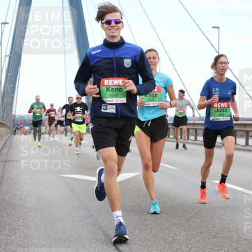 03.10.2025 - Köhlbrandbrückenlauf Lena Gebhardt http://msf.ph/oto/9200295 03.10.2025 15:22:38 Position 1 8916, 850, 7898, 7968, 9223 meine-sportfotos.de