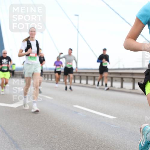 03.10.2025 - Köhlbrandbrückenlauf Lena Gebhardt http://msf.ph/oto/9200299 03.10.2025 15:22:40 Position 1 7898 meine-sportfotos.de