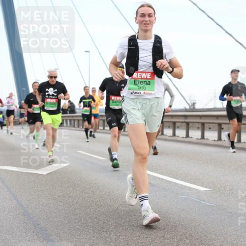 03.10.2025 - Köhlbrandbrückenlauf Lena Gebhardt http://msf.ph/oto/9200301 03.10.2025 15:22:41 Position 1 7193 meine-sportfotos.de