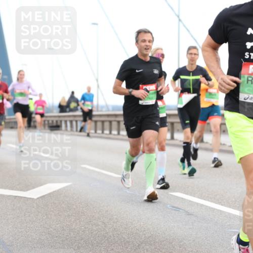 03.10.2025 - Köhlbrandbrückenlauf Lena Gebhardt http://msf.ph/oto/9200311 03.10.2025 15:22:44 Position 1 8780 meine-sportfotos.de