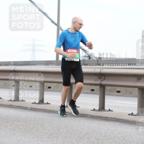 03.10.2025 - Köhlbrandbrückenlauf Lena Gebhardt http://msf.ph/oto/9200332 03.10.2025 15:22:50 Position 1  meine-sportfotos.de