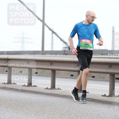 03.10.2025 - Köhlbrandbrückenlauf Lena Gebhardt http://msf.ph/oto/9200334 03.10.2025 15:22:50 Position 1 65, 7027 meine-sportfotos.de