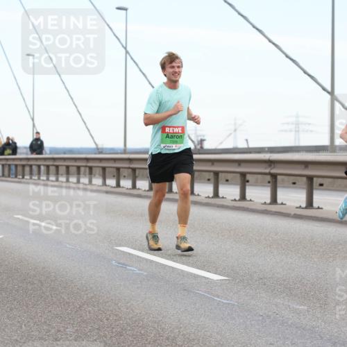 03.10.2025 - Köhlbrandbrückenlauf Lena Gebhardt http://msf.ph/oto/9200342 03.10.2025 15:22:52 Position 1 7329, 7238 meine-sportfotos.de