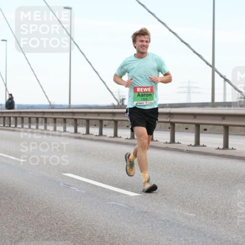 03.10.2025 - Köhlbrandbrückenlauf Lena Gebhardt http://msf.ph/oto/9200344 03.10.2025 15:22:53 Position 1 7329 meine-sportfotos.de