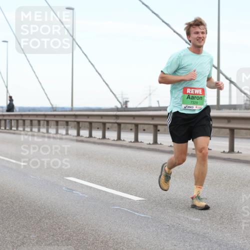 03.10.2025 - Köhlbrandbrückenlauf Lena Gebhardt http://msf.ph/oto/9200345 03.10.2025 15:22:53 Position 1 7329 meine-sportfotos.de