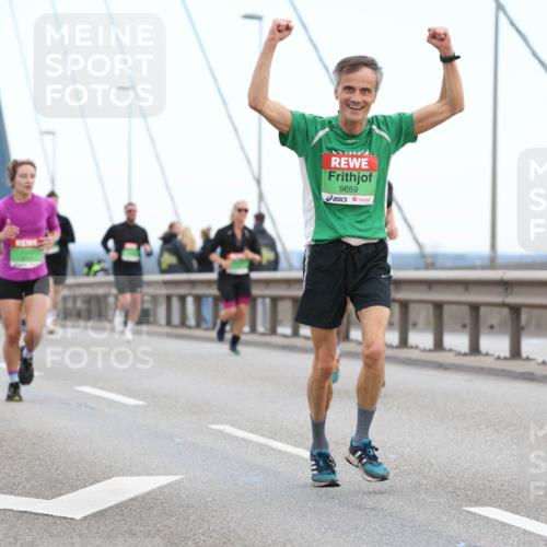 03.10.2025 - Köhlbrandbrückenlauf Lena Gebhardt http://msf.ph/oto/9200356 03.10.2025 15:22:57 Position 1 9659 meine-sportfotos.de