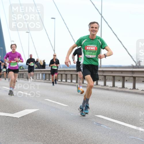 03.10.2025 - Köhlbrandbrückenlauf Lena Gebhardt http://msf.ph/oto/9200358 03.10.2025 15:22:58 Position 1 9659, 7301 meine-sportfotos.de