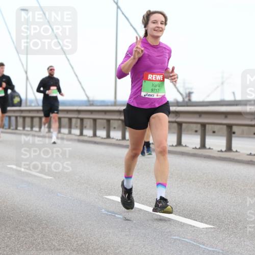 03.10.2025 - Köhlbrandbrückenlauf Lena Gebhardt http://msf.ph/oto/9200372 03.10.2025 15:23:01 Position 1 9717 meine-sportfotos.de