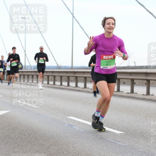 03.10.2025 - Köhlbrandbrückenlauf Lena Gebhardt http://msf.ph/oto/9200373 03.10.2025 15:23:01 Position 1 9717 meine-sportfotos.de