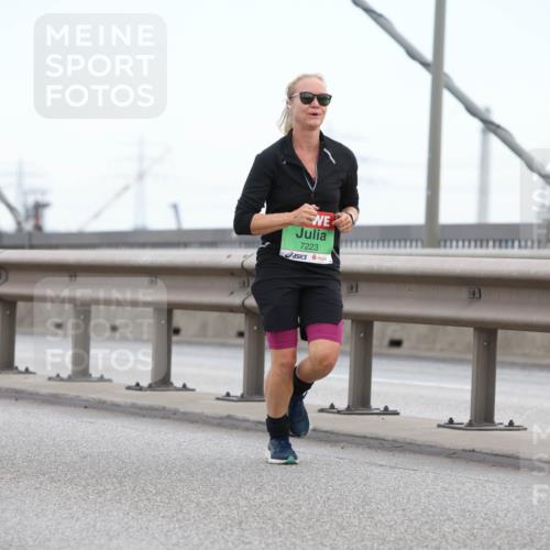 03.10.2025 - Köhlbrandbrückenlauf Lena Gebhardt http://msf.ph/oto/9200377 03.10.2025 15:23:03 Position 1 7223 meine-sportfotos.de