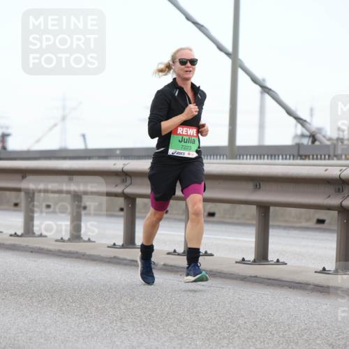 03.10.2025 - Köhlbrandbrückenlauf Lena Gebhardt http://msf.ph/oto/9200379 03.10.2025 15:23:03 Position 1 7223 meine-sportfotos.de